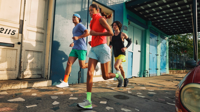 Archivo - Personas practicando deporte en la calle.
