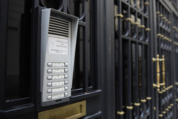 Archivo - Telefonillo de un bloque de vivienda.