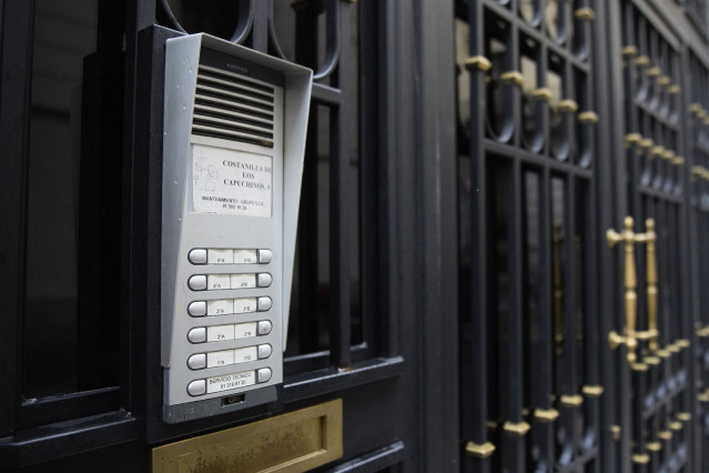 Archivo - Telefonillo de un bloque de vivienda.