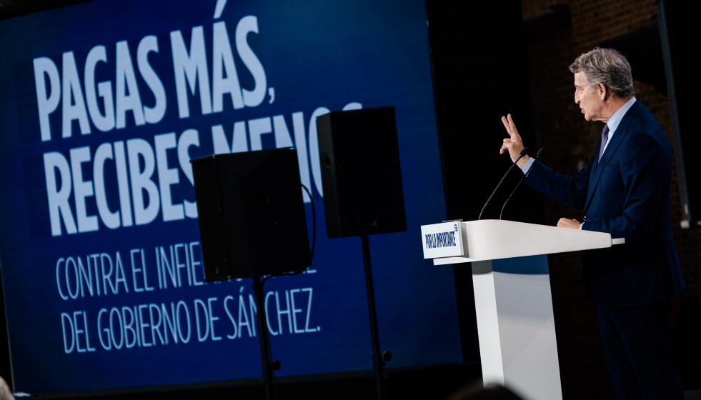 El presidente del Partido Popular, Alberto Núñez Feijóo, durante el acto ‘Pagas más, recibes menos; contra el infierno fiscal del Gobierno de Sánchez’ en el Espacio Jorge Juan, a 8 de abril d
