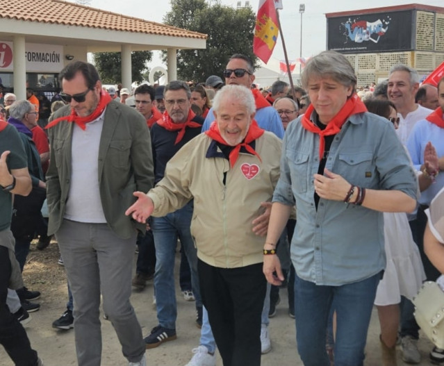 Puente, primero por la izquierda, durante la fiesta popular celebrrada en Villalar de los Comuneros.