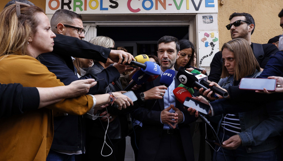 El ministro de Derechos Sociales, Consumo y Agenda 2030, Pablo Bustinduy, ofrece declaraciones a los medios durante una reunión con diferentes entidades de desarrollo comunitario, en Orriols