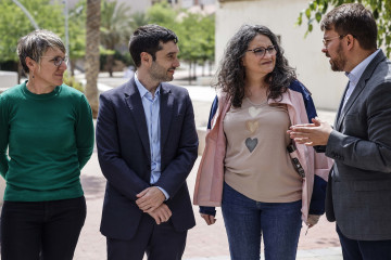 El ministro de Derechos Sociales, Consumo y Agenda 2030, Pablo Bustinduy (2i), y la exvicepresidenta de la Generalitat Valenciana, Mónica Oltra (2d), durante una reunión con diferentes entidades de 