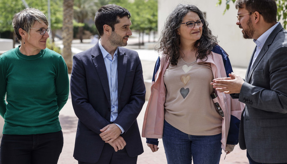 El ministro de Derechos Sociales, Consumo y Agenda 2030, Pablo Bustinduy (2i), y la exvicepresidenta de la Generalitat Valenciana, Mónica Oltra (2d), durante una reunión con diferentes entidades de 