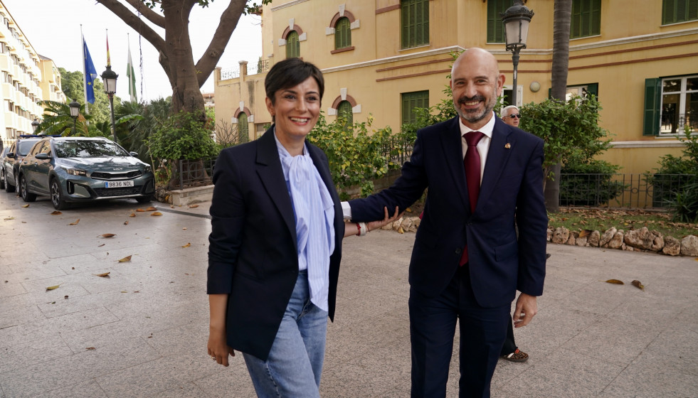 La ministra de Vivienda y Agenda Urbana, Isabel Rodríguez, junto al subdelegado del Gobierno en Málaga, Javier Salas, a su llegada para mantener una reunión con plataformas por el derecho a la vivi