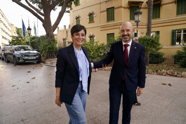 La ministra de Vivienda y Agenda Urbana, Isabel Rodríguez, junto al subdelegado del Gobierno en Málaga, Javier Salas, a su llegada para mantener una reunión con plataformas por el derecho a la vivienda de Málaga. A 23 de abril de 2026 en Málaga (Andalucía