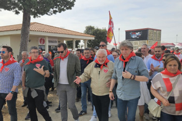 Oscar Puente, junto a otros dirigentes socialistas, durante su participación en la fiesta popular en Villalar.