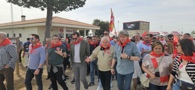 Oscar Puente, junto a otros dirigentes socialistas, durante su participación en la fiesta popular en Villalar.