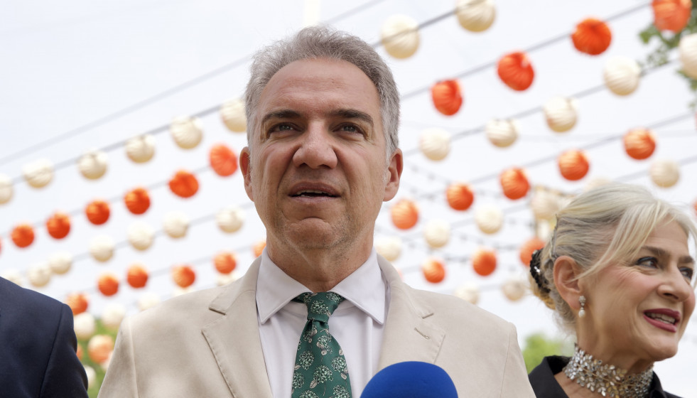 El vicesecretario de Política Autonómica y Municipal y Análisis Electoral del PP, Elías Bendodo, atiende a los medios en la contraportada de la Feria de Sevilla para tratar asuntos de la actualida