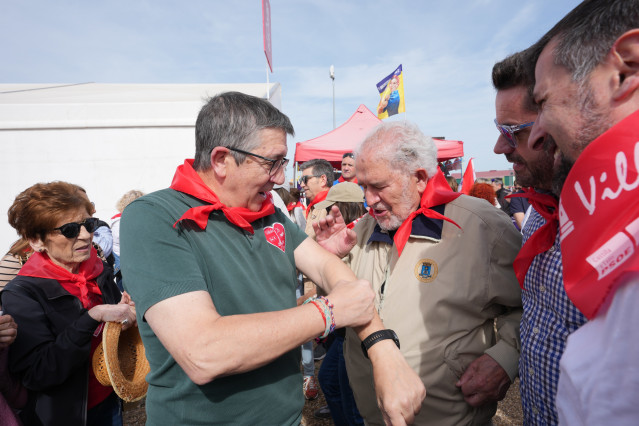 El portavoz del PSOE en el Congreso de los Diputados, Patxi López, junto al expresidente de la Junta Demetrio Madrid.