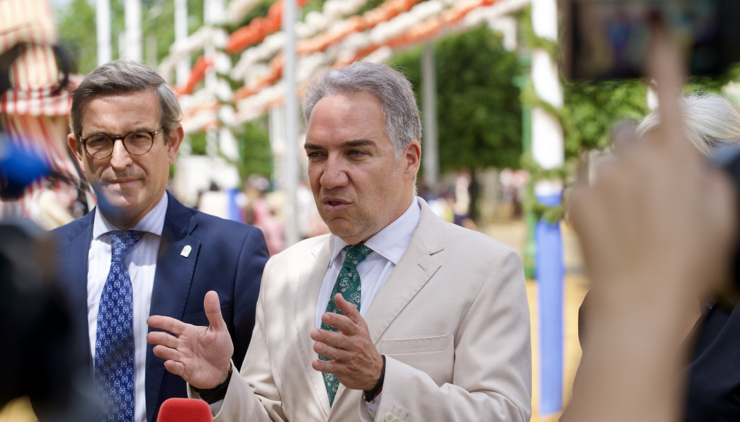 El vicesecretario de Política Autonómica y Municipal y Análisis Electoral del PP, Elías Bendodo, atiende a los medios en la contraportada de la Feria de Sevilla para tratar asuntos de la actualida