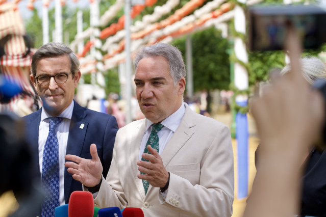 El vicesecretario de Política Autonómica y Municipal y Análisis Electoral del PP, Elías Bendodo, atiende a los medios en la contraportada de la Feria de Sevilla para tratar asuntos de la actualidad política andaluza y nacional con el telón de fondo de la