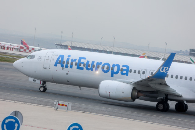 Archivo - Un avión de la aerolínea AirEuropa en el aeropuerto Adolfo Suárez Madrid-Barajas, a 2 de enero de 2024, en Madrid (España).