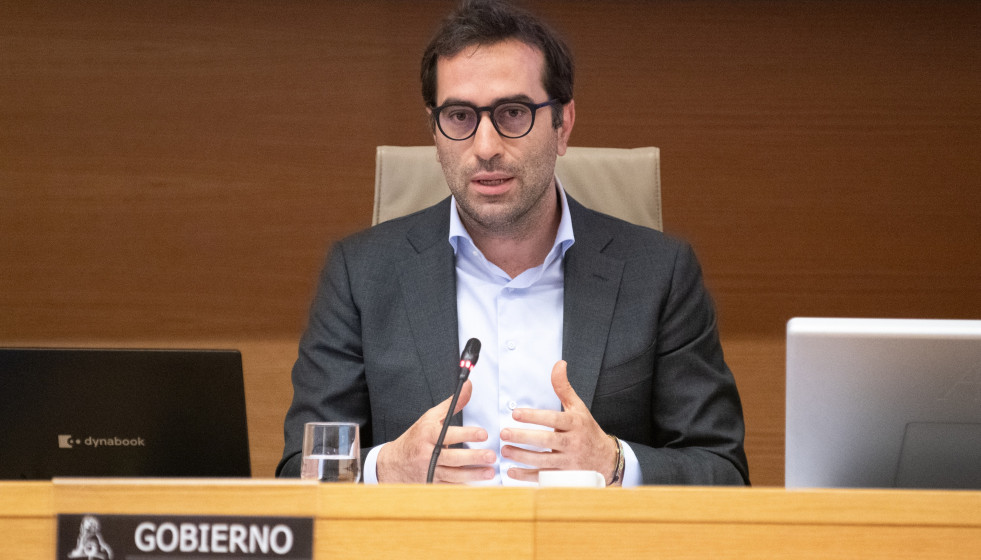 El vicepresidente primero y ministro de Economía, Comercio y Empresa, Carlos Cuerpo, durante la Comisión Mixta para la Unión Europea, a 23 de abril de 2026, en Madrid (España). Cuerpo comparece a 