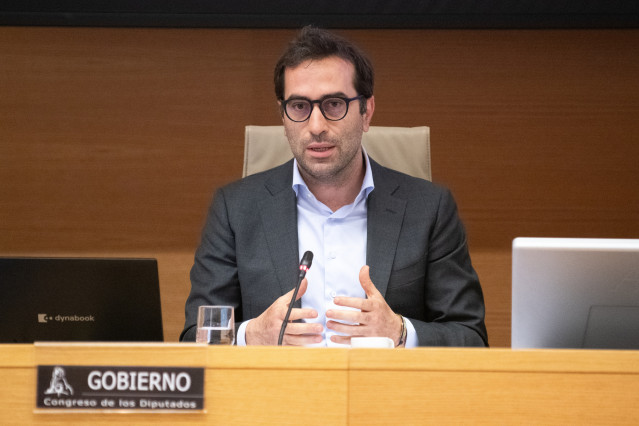 El vicepresidente primero y ministro de Economía, Comercio y Empresa, Carlos Cuerpo, durante la Comisión Mixta para la Unión Europea, a 23 de abril de 2026, en Madrid (España). Cuerpo comparece a petición propia para informar sobre progresos y avances del