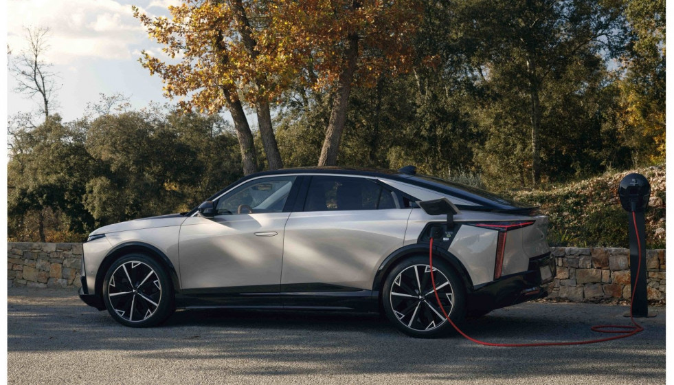 El DS N°8 incorpora Plug & Charge y un cargador trifásico de 22 kW para optimizar la carga eléctrica