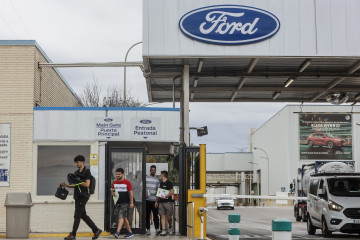 Archivo - Varios trabajadores en la fábrica de Ford, a 12 de junio de 2024, en Almussafes, València, Comunidad Valenciana (España).