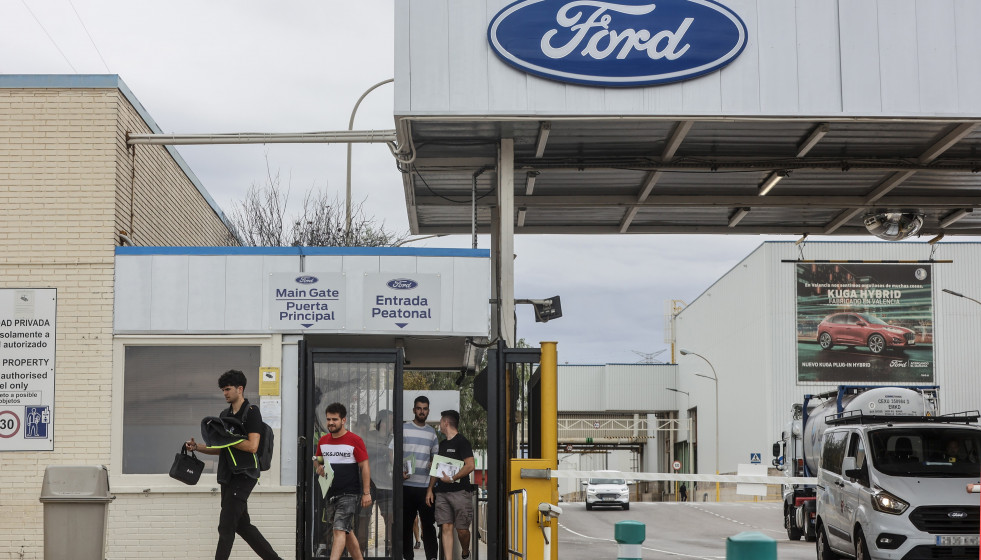 Archivo - Varios trabajadores en la fábrica de Ford, a 12 de junio de 2024, en Almussafes, València, Comunidad Valenciana (España).
