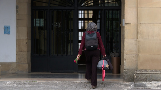 La exdirigente de ETA Soledad Iparraguirre, alias 'Anboto', entrando a la prisión de Martutene, en San Sebastián, a 22 de abril de 2026