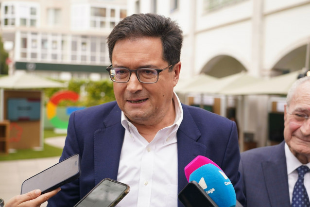 El ministro para la Transformación Digital y de la Función Pública, Óscar López, atiende a los medios