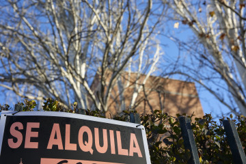 Archivo - Cartel de alquiler de viviendas