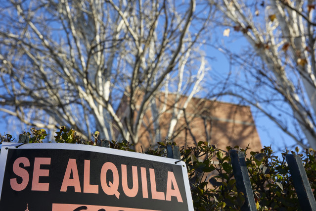 Archivo - Cartel de alquiler de viviendas