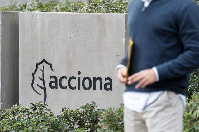 Archivo - Logotipo de Acciona en la sede de Madrid