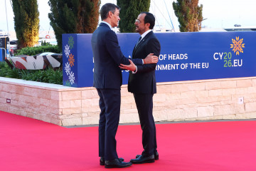 El presidente del Gobierno, Pedro Sánchez (i), es recibido por el presidente de la República de Chipre, Níkos Khristodoulídis (d), durante la Reunión informal de líderes de la Unión Europea, a 