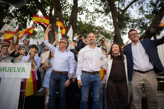 El Presidente Nacional De Vox, Santiago Abascal, Y El Candidato De La Formación A La Junta De Andalucía, Manuel Gavira, Y El Cabeza De Lista Por Huelva, Rafael Segovia.