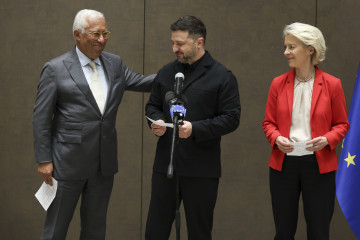 El presidente de Ucrania, Volodimir Zelenski, junto al presidente del Consejo Europeo, António Costa, y la presidenta de la Comisión Europea, Ursula von der Leyen.