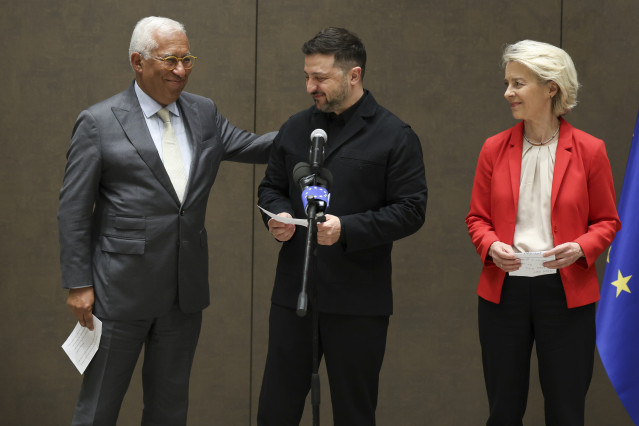 El presidente de Ucrania, Volodimir Zelenski, junto al presidente del Consejo Europeo, António Costa, y la presidenta de la Comisión Europea, Ursula von der Leyen.