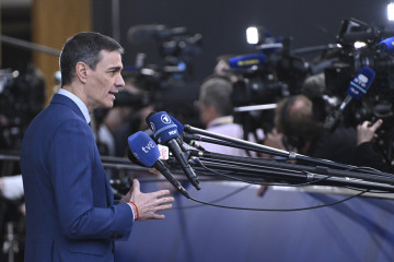 Archivo - El presidente del Gobierno, Pedro Sánchez, atiende a los medios