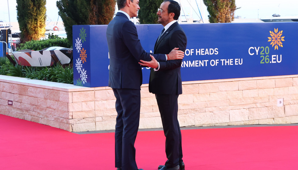 El presidente del Gobierno, Pedro Sánchez (i), es recibido por el presidente de la República de Chipre, Níkos Khristodoulídis (d), durante la Reunión informal de líderes de la Unión Europea, a 