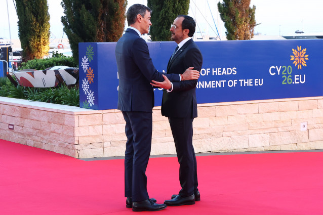El presidente del Gobierno, Pedro Sánchez (i), es recibido por el presidente de la República de Chipre, Níkos Khristodoulídis (d), durante la Reunión informal de líderes de la Unión Europea, a 23 de abril de 2026, en Nicosia (Chipre).