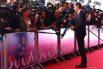 El presidente del Gobierno, Pedro Sánchez, atiende a los medios a su llegada a la reunión de líderes de la UE en Chipre.