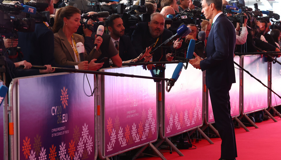 El presidente del Gobierno, Pedro Sánchez, atiende a los medios a su llegada a la reunión de líderes de la UE en Chipre.