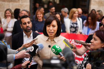 La secretaria general del PSPV-PSOE, Diana Morant (c), atiende a los medios
