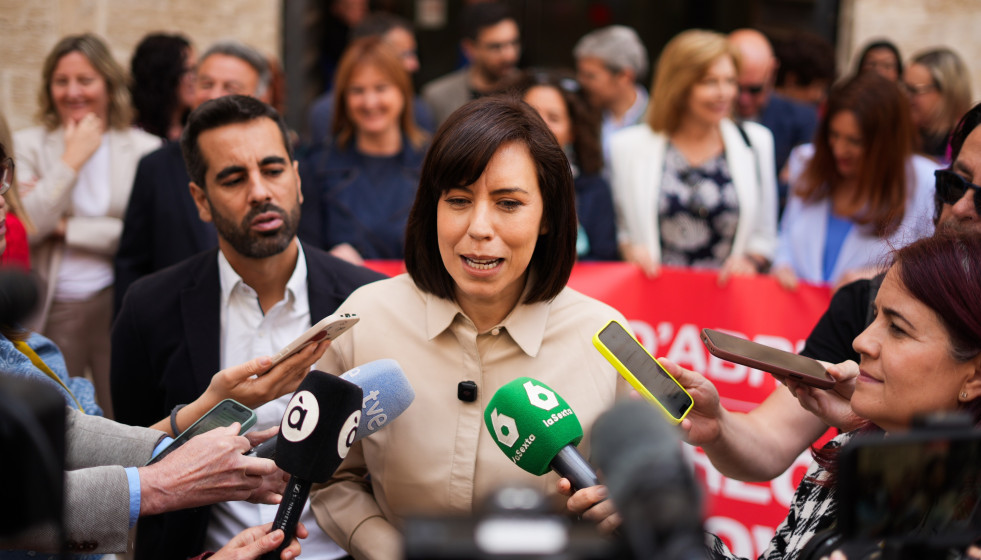 La secretaria general del PSPV-PSOE, Diana Morant (c), atiende a los medios