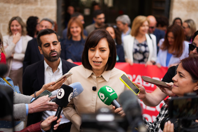 La secretaria general del PSPV-PSOE, Diana Morant (c), atiende a los medios