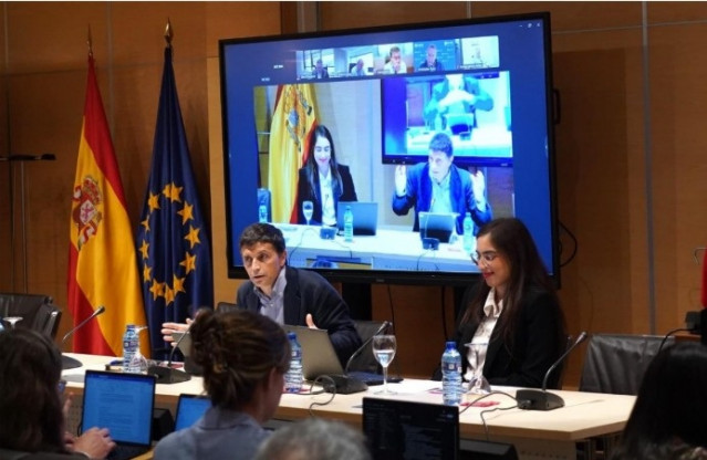 El secretario de Estado de la Seguridad Social y Pensiones, Borja Suárez, en la apertura de la jornada acompañado de la representante de la Comisión Europea, Elisa Gómez