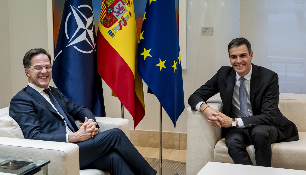 Archivo - El presidente del Gobierno, Pedro Sánchez (d), y el secretario general de la OTAN, Mark Rutte (i), durante una reunión, en el Complejo de la Moncloa, a 27 de enero de 2025, en Madrid (Espa