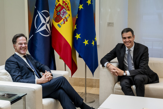 Archivo - El presidente del Gobierno, Pedro Sánchez (d), y el secretario general de la OTAN, Mark Rutte (i), durante una reunión, en el Complejo de la Moncloa, a 27 de enero de 2025, en Madrid (España).