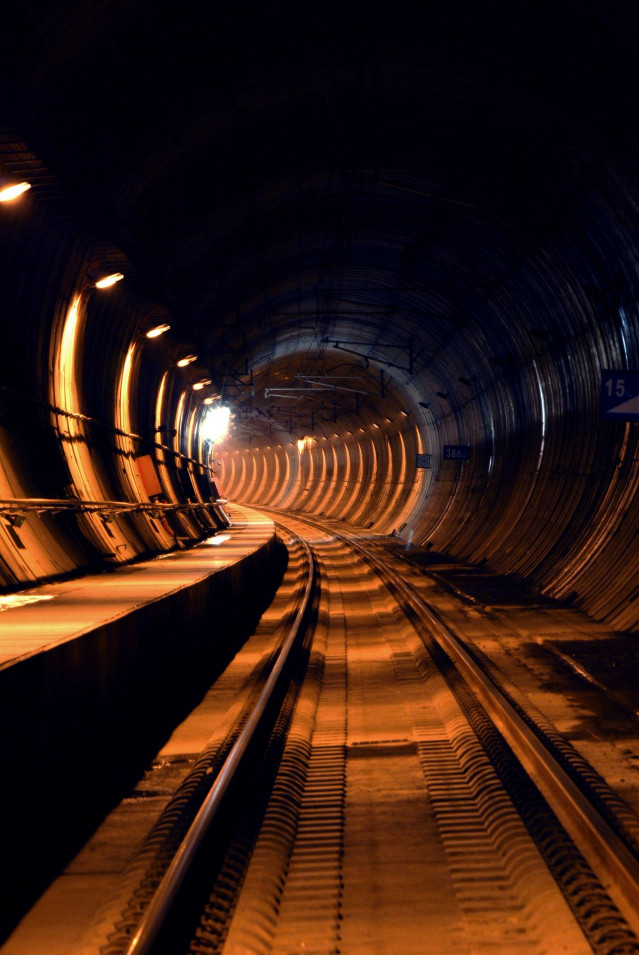 Adif AV licita el contrato para la sustitución de las luminarias de los túneles de San Pedro y de Guadarrama