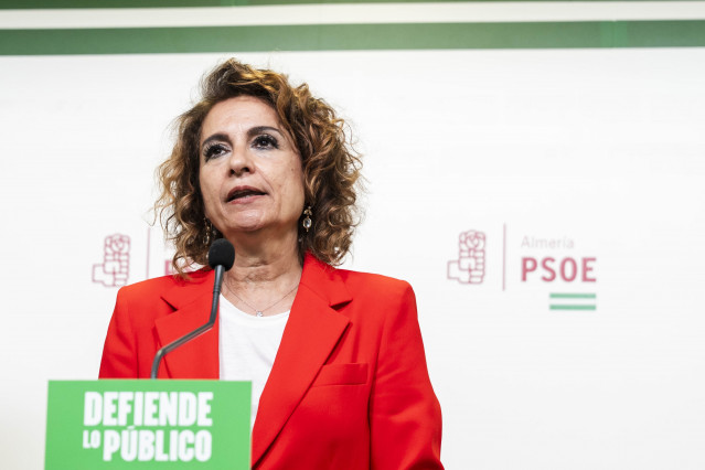 La secretaria general del PSOE-A, María Jesús Montero, atiende a los medios en Almería.