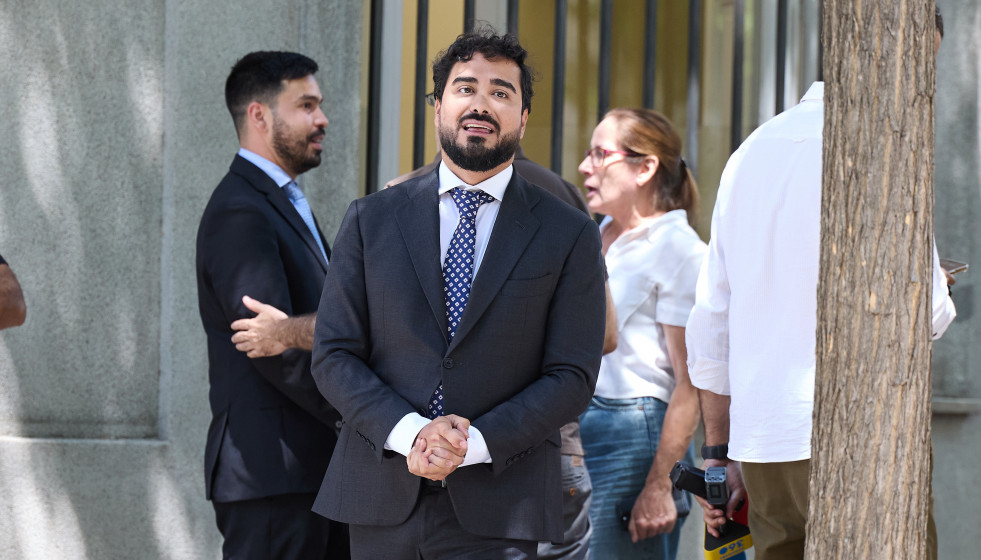 Archivo - El líder de Se Acabó La Fiesta (SALF) y eurodiputado, Luis 'Alvise' Pérez, al salir de declarar en el Tribunal Supremo, a 11 de julio de 2025, en Madrid (España).