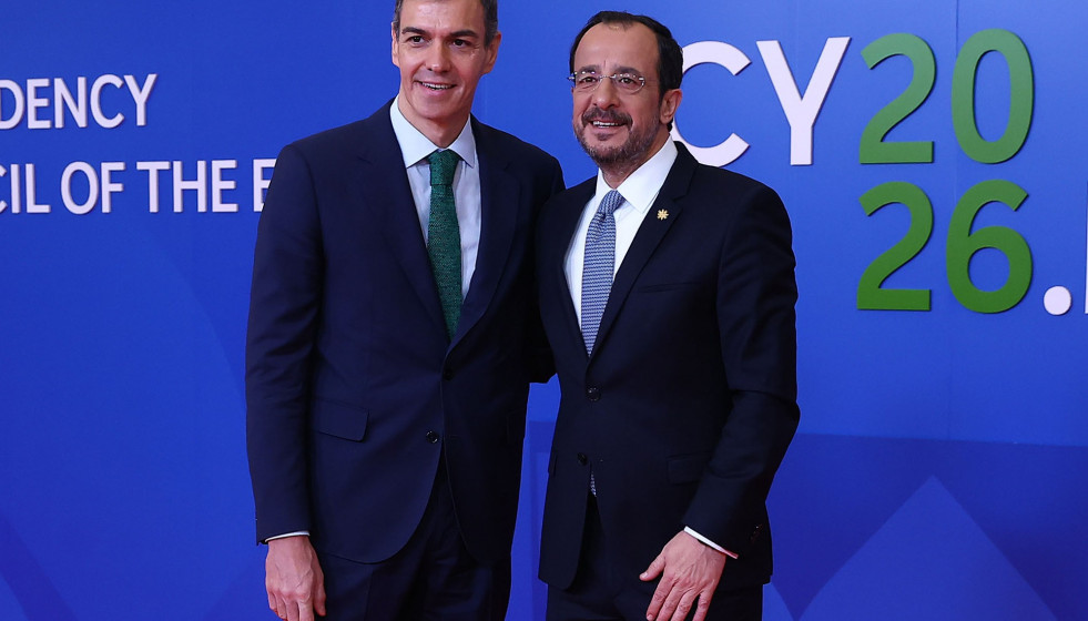 El presidente del Gobierno, Pedro Sánchez, saluda al presidente de la República de Chipre, Níkos Christodoulídis, durante una reunión informal de líderes de la Unión Europea durante su viaje a 
