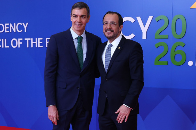 El presidente del Gobierno, Pedro Sánchez, saluda al presidente de la República de Chipre, Níkos Christodoulídis, durante una reunión informal de líderes de la Unión Europea durante su viaje a Chipre, a 23 de abril de 2026, en Nicosia (Chipre).