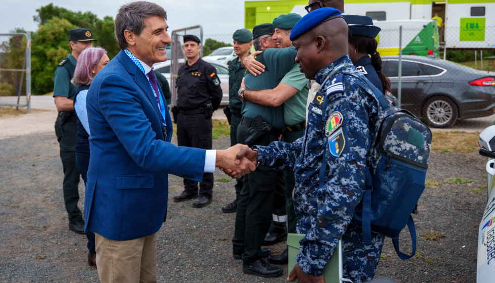 El delegado del Gobierno en Andalucía, Pedro Fernández (i), saluda a su llegada a las instalaciones del PMA del Gran Premio de Motos de Jerez. A 24 de abril de 2026 en Jerez de la Frontera, Cádiz (