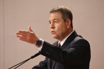 El Presidente de la Junta de Comunidades de Castilla-La Mancha, Emiliano García-Page, preside el acto de la firma del acuerdo en el que se establecen las bases para la reactivación de la carrera pro