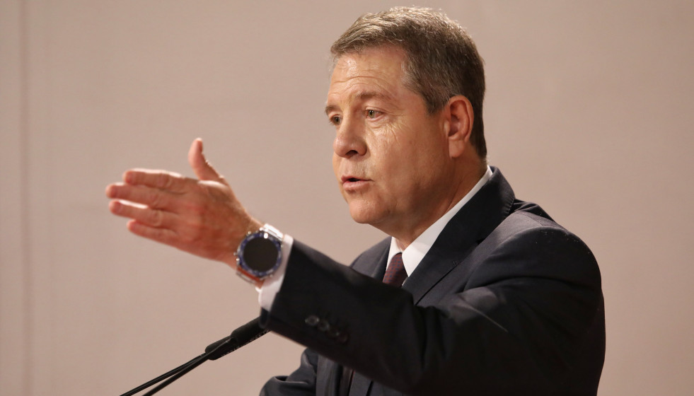 El Presidente de la Junta de Comunidades de Castilla-La Mancha, Emiliano García-Page, preside el acto de la firma del acuerdo en el que se establecen las bases para la reactivación de la carrera pro